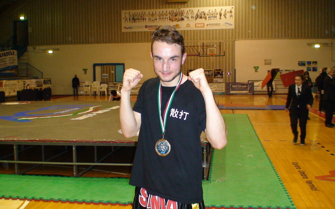 Senesi Francesco, dello Zen Shin Club Kungfu, Vince L’incontro professionistico di Kick Boxe contro il Campione romeno Bogdan Dragulelei.